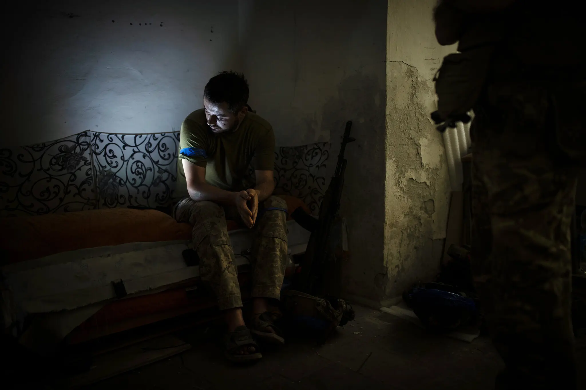 Бійці 32-ї окремої механізованої бригади ховаються під час повітряного обстрілу Торецька.